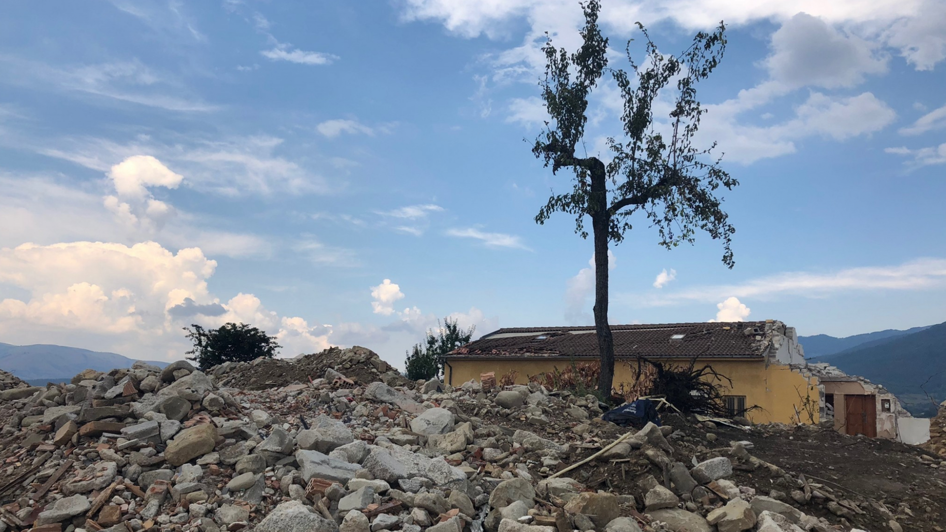 Ein beim Erdbeben in Amatrice zerstörtes Haus, davor Trümmer