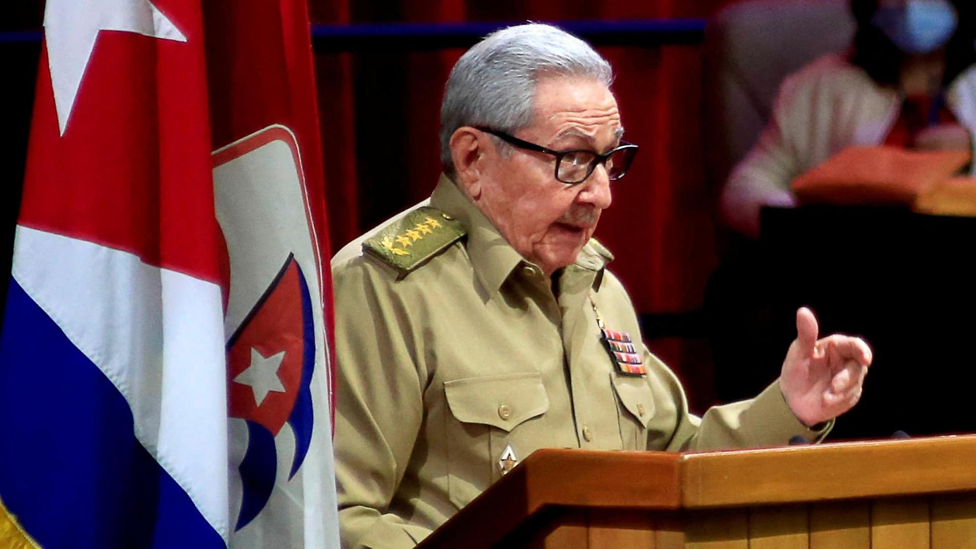 Raúl Castro spricht auf einem Parteikongress in Havanna