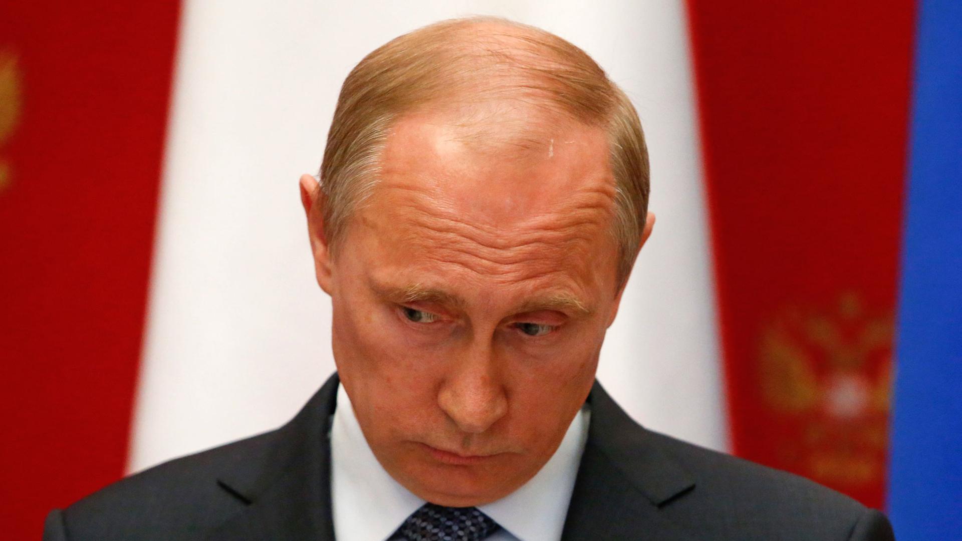 Russlands Präsident Wladimir Putin legt seine Stirn in Falten und senkt nachdenklich den Blick während einer Pressekonferenz nach dem Treffen mit dem Schweizer Präsidenten Didier Burkhalter im Kreml in Moskau, Russland, am 07.05.2014.