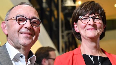 26.10.2019, Berlin: Das Kandidatenpaar Norbert Walter-Borjans (l) und Saskia Esken steht zusammen nach der Bekanntgabe des Ergebnisses des Mitgliedervotums zum Parteivorsitz der SPD im Willy-Brandt-Haus. Foto: Bernd Von Jutrczenka/dpa | Verwendung weltweit