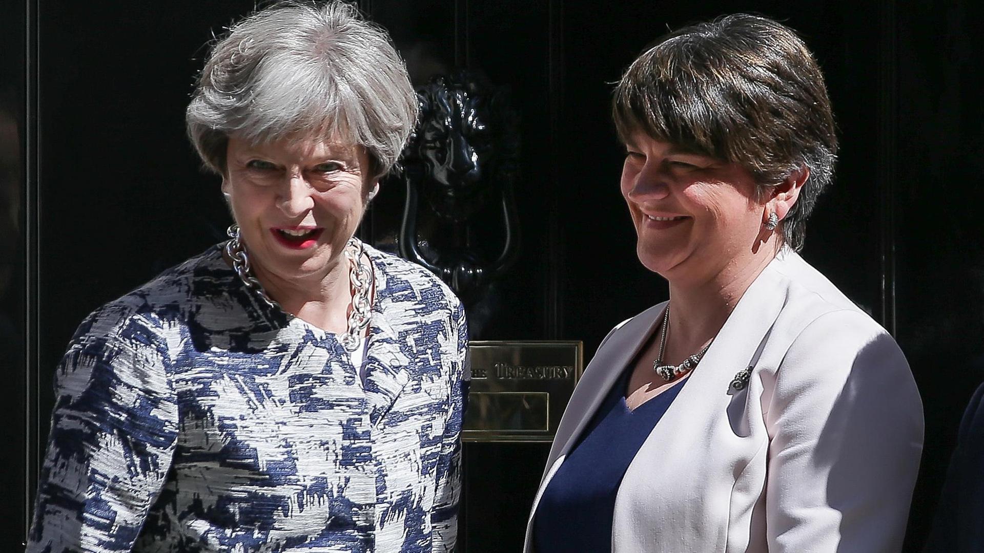 Die britische Premierministerin Theresa May mit der Vorsitzenden der nordirischen DUP-Partei Arlene Foster vor Downing Street Nummer 10 (26.6.2017).