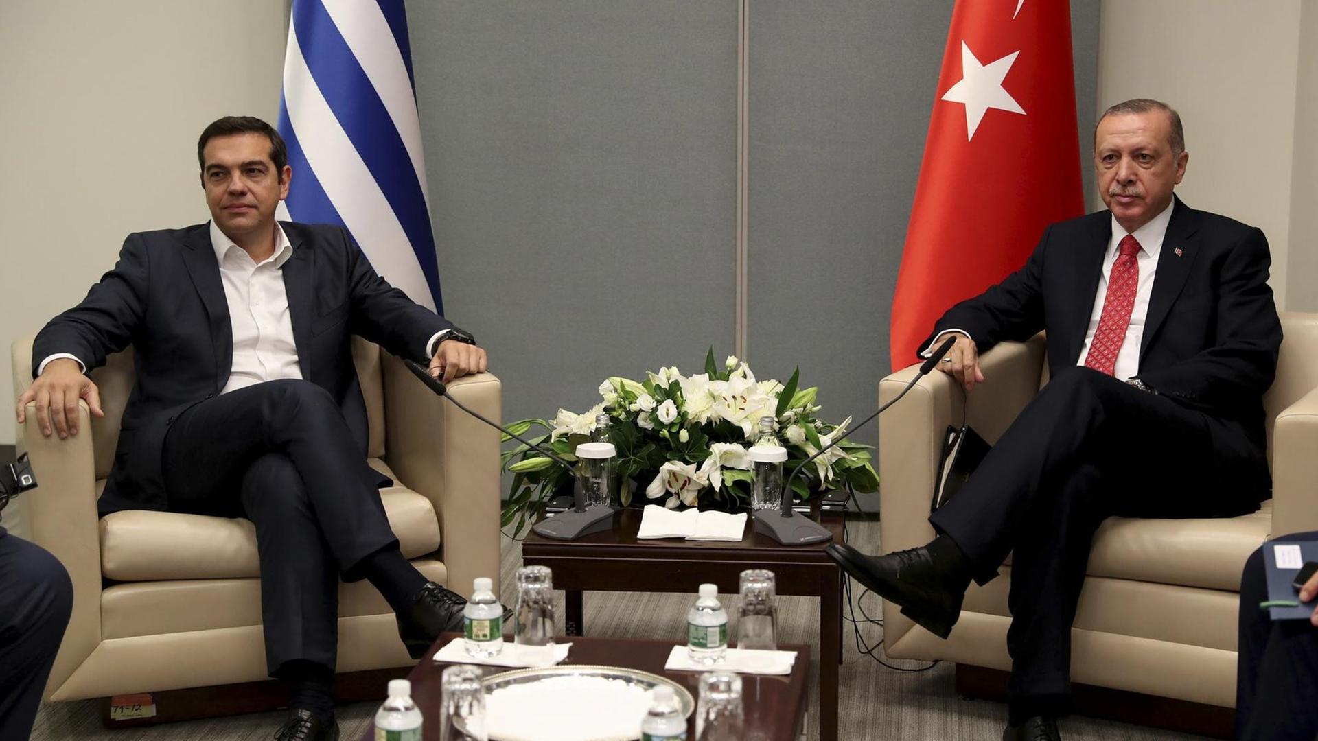 Der türkische Präsident Erdogan und der griechische Ministerpräsident Tsipras bei einem Treffen im September 2018 in New York. Der türkische Präsident Erdogan und der griechische Ministerpräsident Tsipras bei einem Treffen im September 2018 in New York.