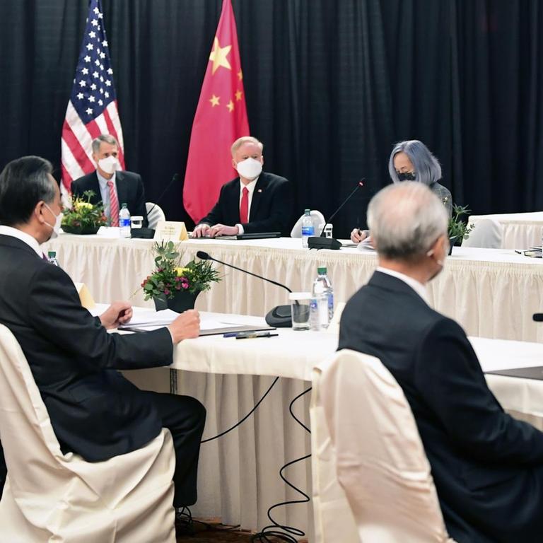 Treffen der amerikanischen und chinesischen Top-Diplomaten in Alaska.