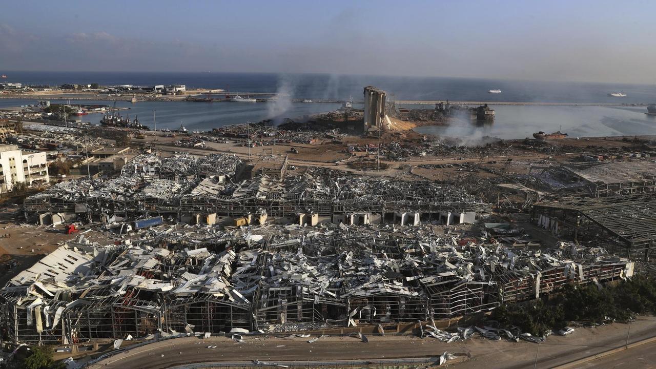 Das Luftbild zeigt von oben, wieviele Gebäude rund um den Hafen zerstört wurden.