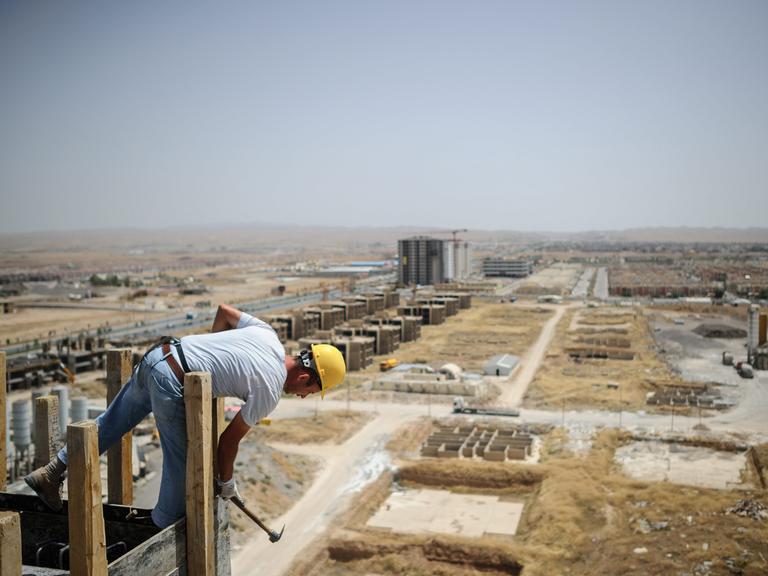 Ein Bauarbeiter auf einem Gebäude: Die Hauptstadt der autonomen Region Irakisch-Kurdistan, Erbil, wächst zunhemend