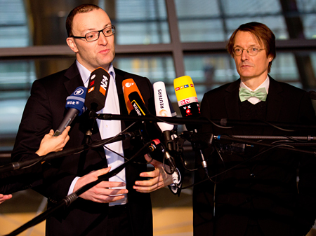 Die Gesundheitsexperten von CDU und SPD, Jens Spahn (l, CDU) und Karl Lauterbach (SPD), am 22.11.2013 vor Mikrofonen der Presse.