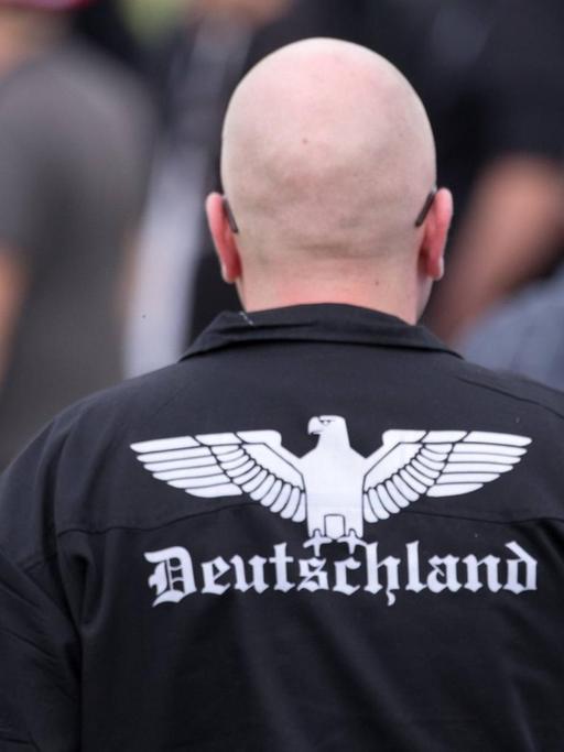 Glatzköpfiger Besucher eines Rechtsrock-Konzert im thüringischen Themar trägt eine Bomberjacke mit "Deutschland-"Aufdruck