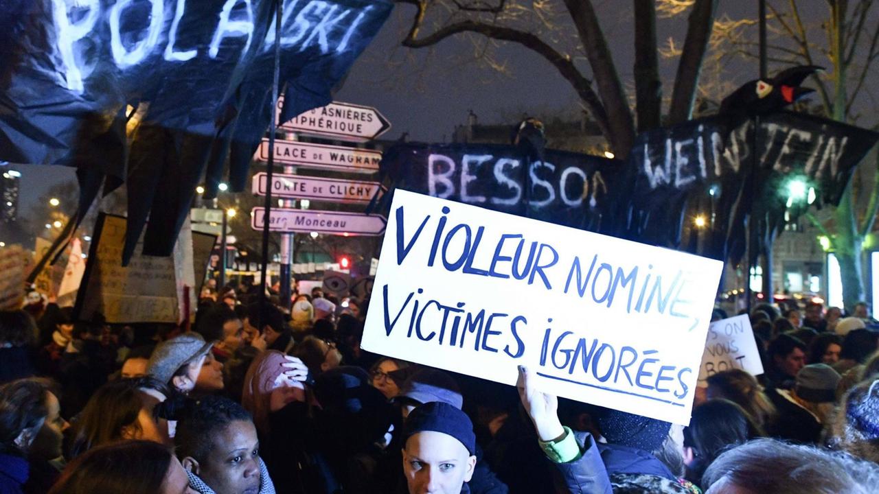 Demonstranten protestieren am Abend der César-Preisverleihung vor der Salle Pleyel gegen die Nominierung von Polanskis Film "J'accuse".