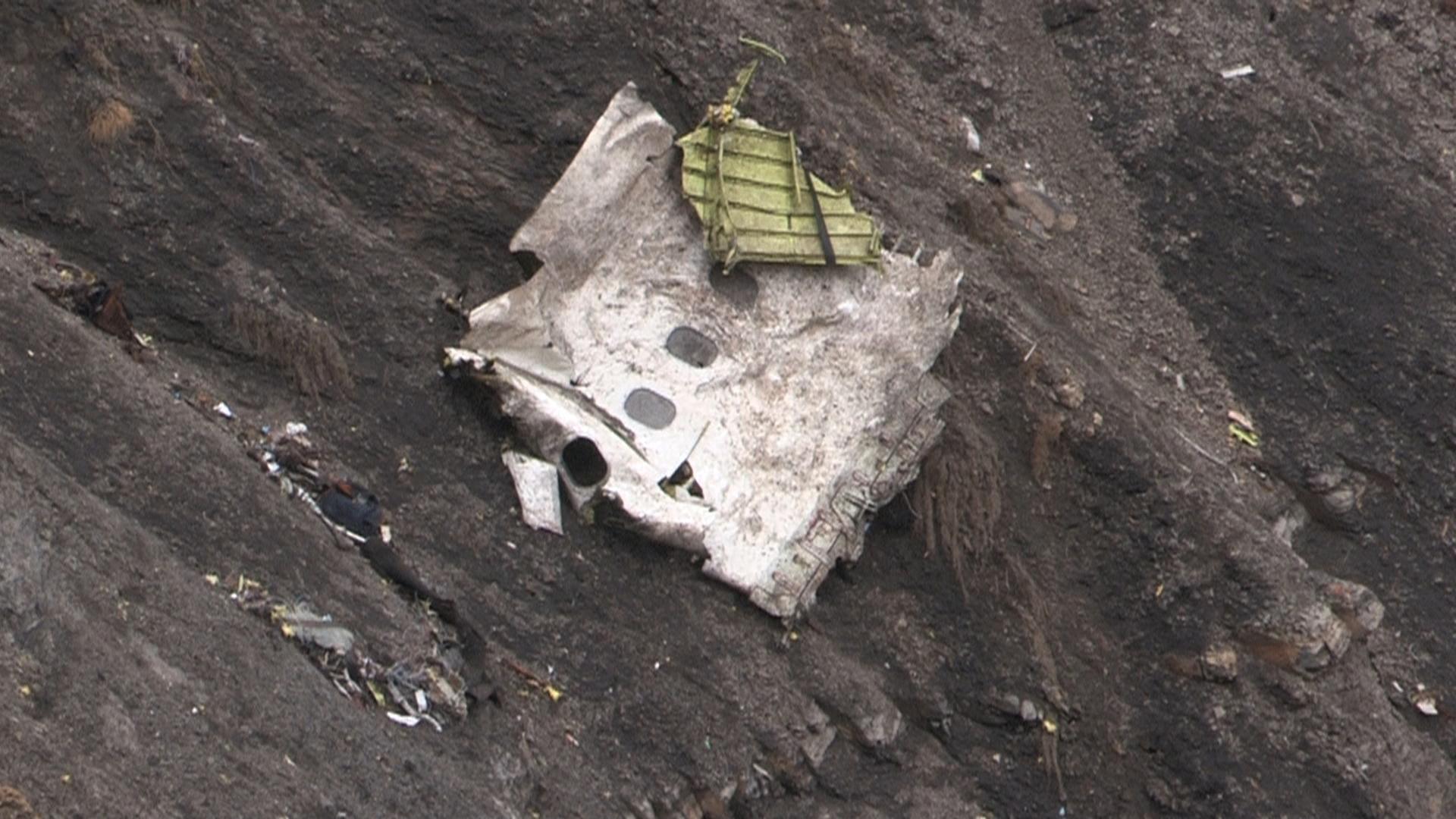 Ein Trümmer-Teil vom abgestürzten Germanwings-Flugzeug in der Nähe von dem Ort Seyne-les-Alpes in der Provence. 