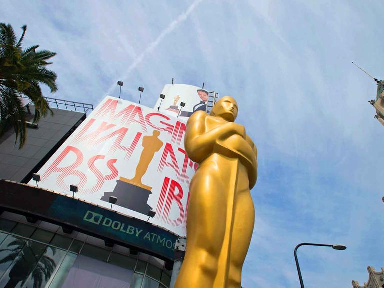 Eine übergroße Oscar-Statue steht in Los Angeles
