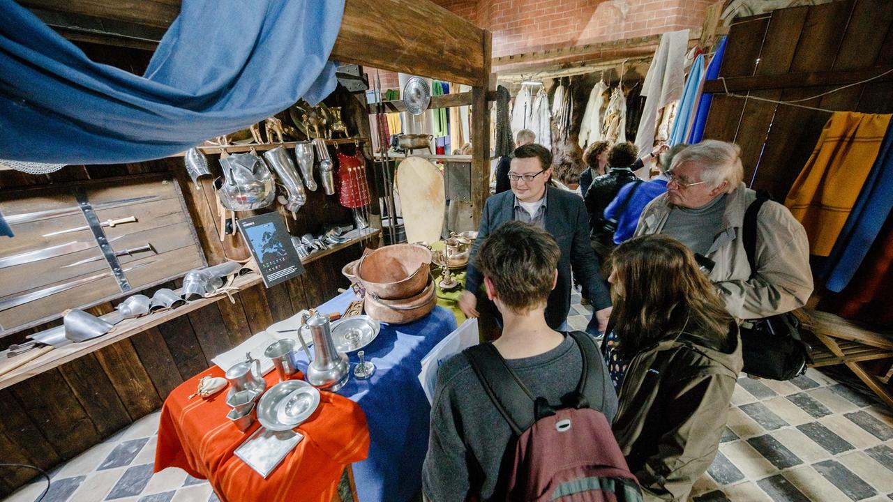 Eine Installation im Europäischen Hansemuseum in Lübeck (Schleswig-Holstein), die einen Markt mit Produkten von Handwerkern, Jägern und Kaufleuten zeigt, wird am 26.05.2015 von Jpurnalisten betrachtet. Der Museumsneubau wird am 30.05.2015 für Besucher geöffnet.