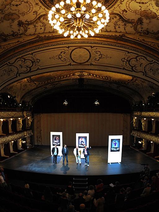Im Hamburger Schauspielhaus wird die neu umgebaute Bühne präsentiert