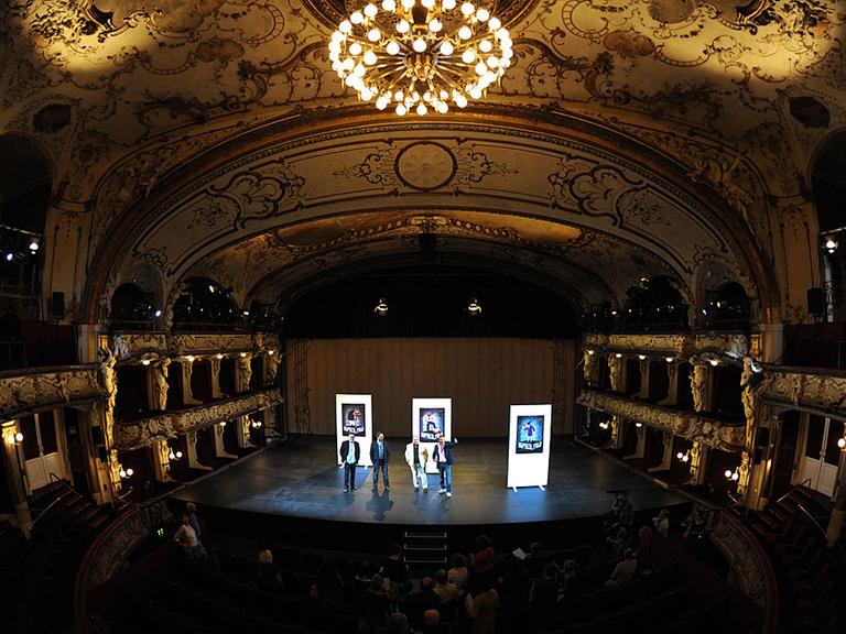 Im Hamburger Schauspielhaus wird die neu umgebaute Bühne präsentiert