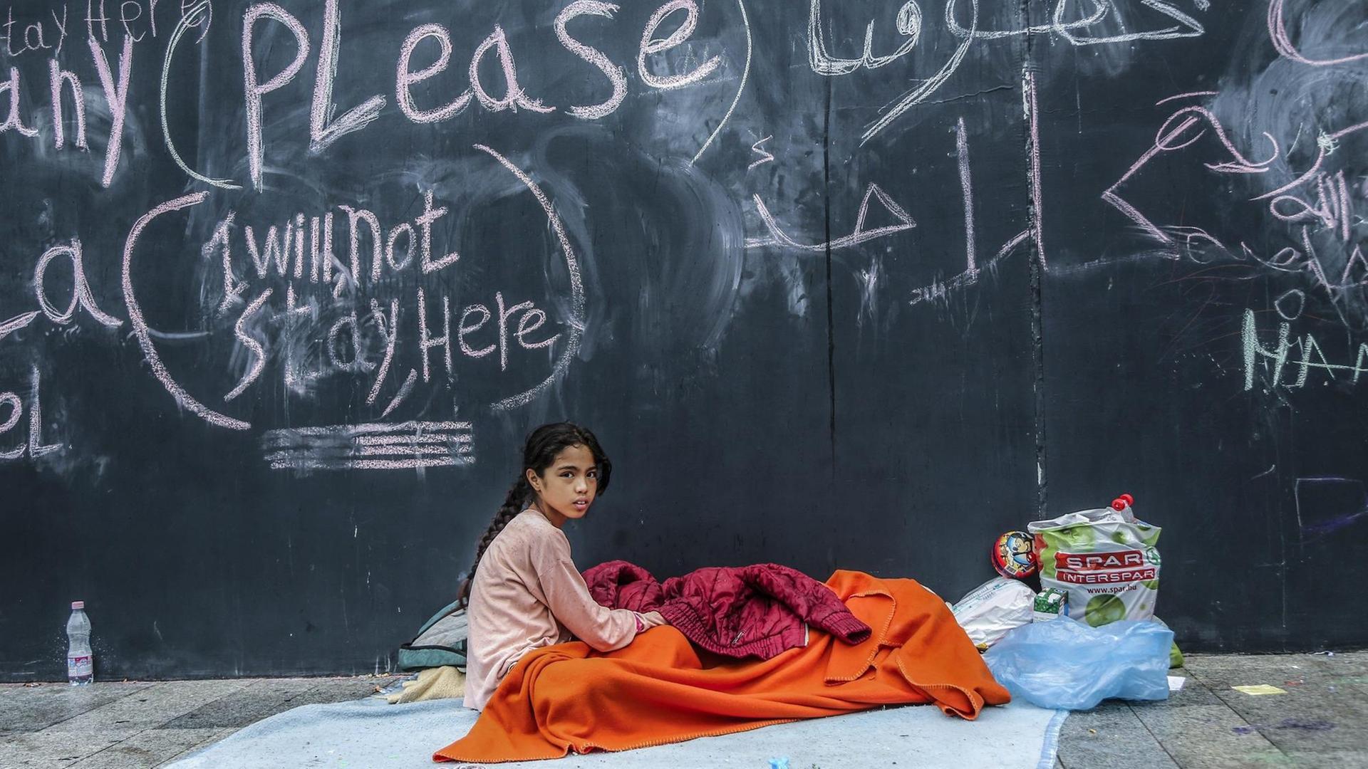 Hunderte Flüchtlinge campierten vor dem Hauptbahnhof in Budapest, Ungarn, während der Flüchtlingskrise 2015. Hier ein jugendliches Mädchen in einem Schlafsack.