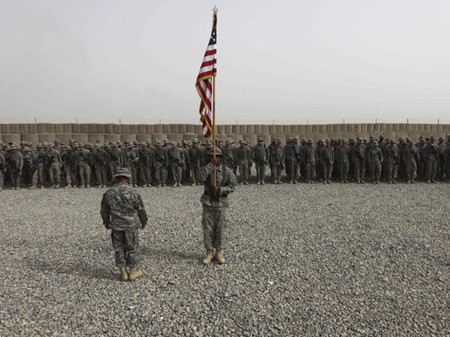 Soldaten vor einer US-Flagge