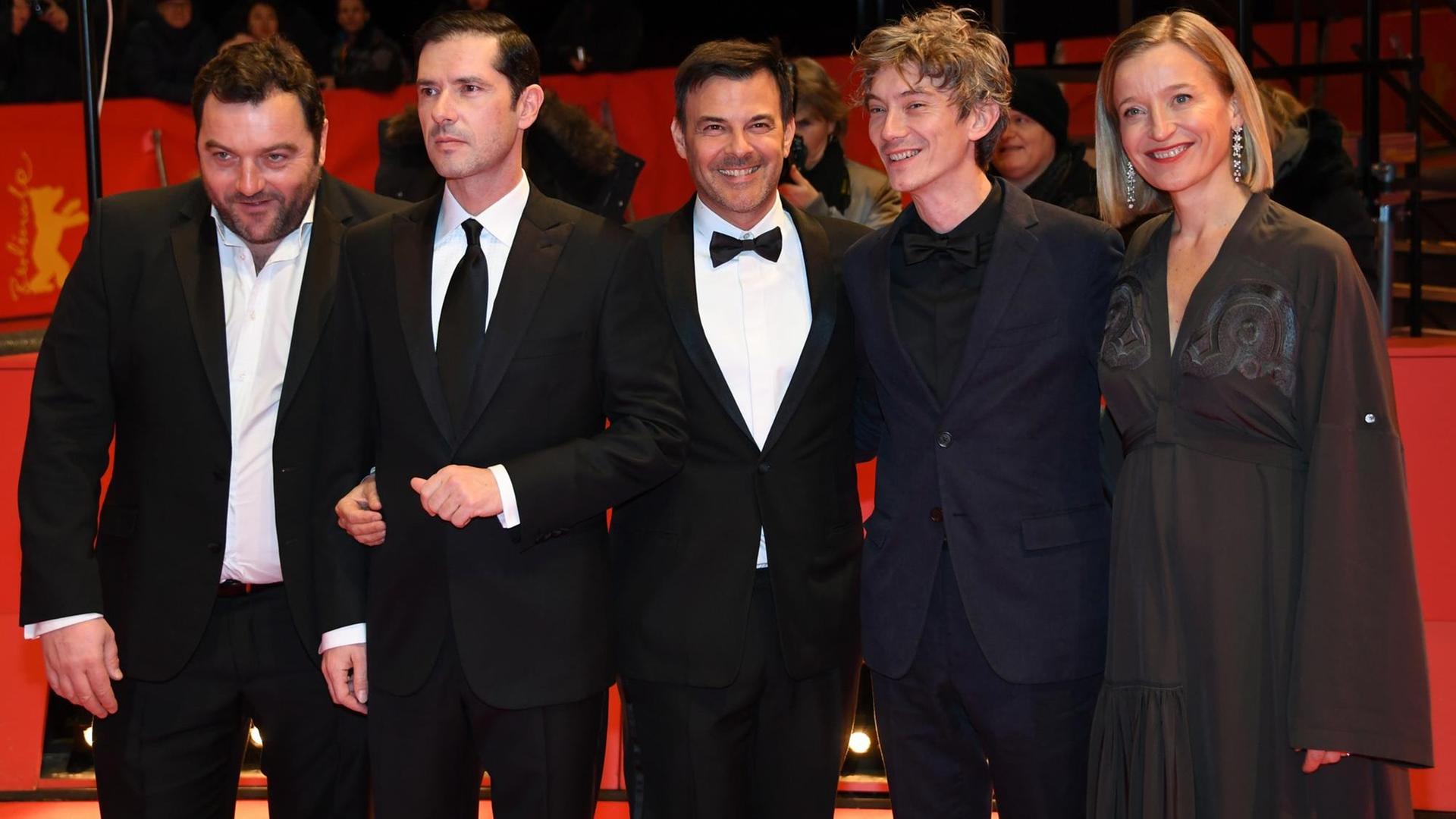 Denis Menochet, Melvil Poupaud, Francois Ozon, Swann Arlaud und Aurelia Petit auf dem Roten Teppich der Berlinale 2019.