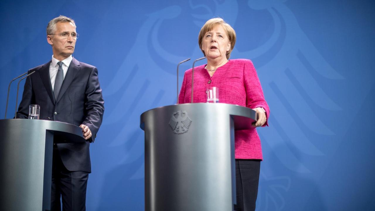 Bundeskanzlerin Angela Merkel (CDU) spricht neben NATO-Generalsekretär Jens Stoltenberg bei einer Pressekonferenz im Kanzleramt.