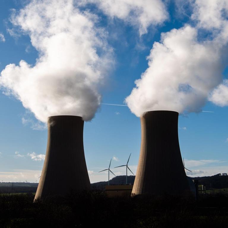 Dampf steigt aus den Kühltürmen des Atomkraftwerks (AKW) Grohnde im Landkreis Hameln-Pyrmont auf.