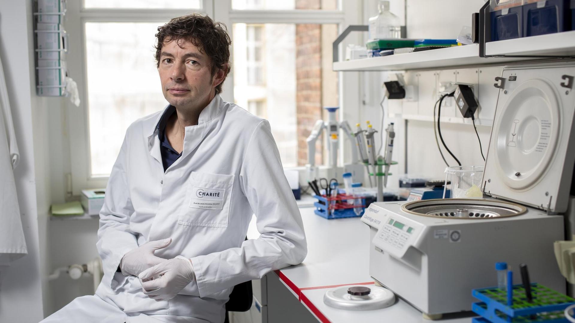 Prof. Dr. Christian Drosten, Leiter des Instituts fuer Virologie der Charite Berlin, am 29.01.2020 in einem der Labore im Institut für Virologie.