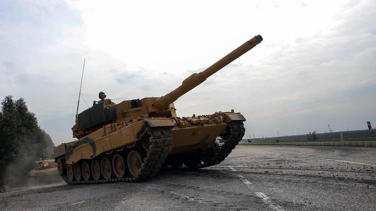 Ein Panzer Leopard 2A4 der türkischen Armee ist am 21.01.2018 in der Provinz Hatay, Türkei, auf dem Weg nach Afrin in Syrien.