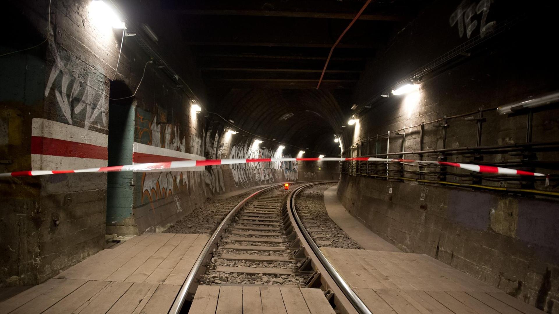 Ein U-Bahn Schacht in Berlin, der anlässlich des 25-Jährigen Mauerfalls abgesperrt ist