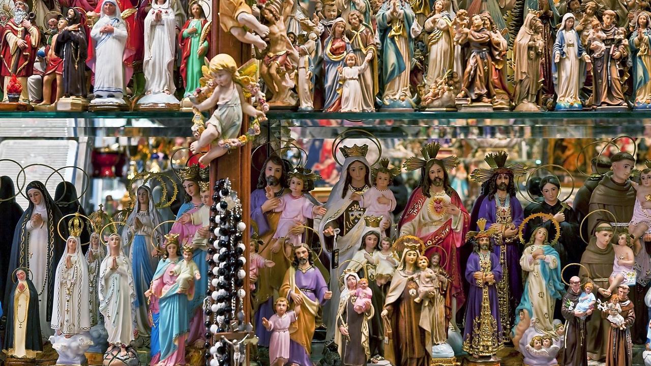 Sehr viele bunte Jungfrau Maria and Jesus Figuren in einem Laden.