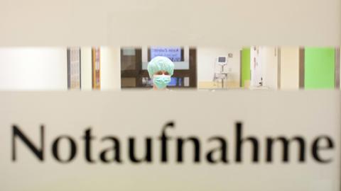 Blick in eine Notaufnahme, man sieht Klinkpersonal mit Mundschutz.