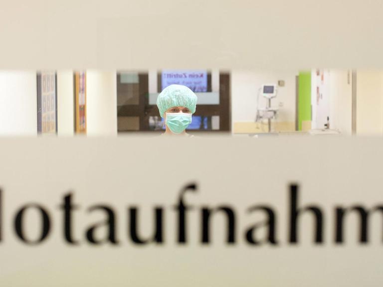 Blick in eine Notaufnahme, man sieht Klinkpersonal mit Mundschutz.