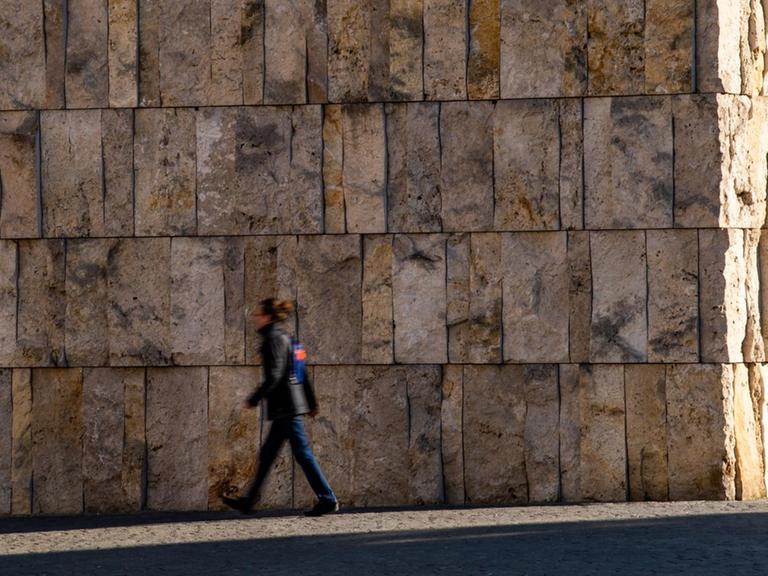Eine Frau geht an der Münchner Ohel-Jakob-Synagoge in der Innenstadt vorbei.