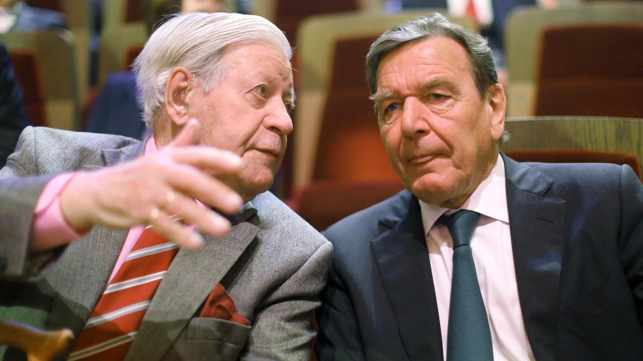 Altkanzler Helmut Schmidt (SPD) unterhält sich am 23.05.2013 zum Festakt anlässlich des 150. Geburtstages der SPD im Gewandhaus in Leipzig (Sachsen) mit Altkanzler Gerhard Schröder