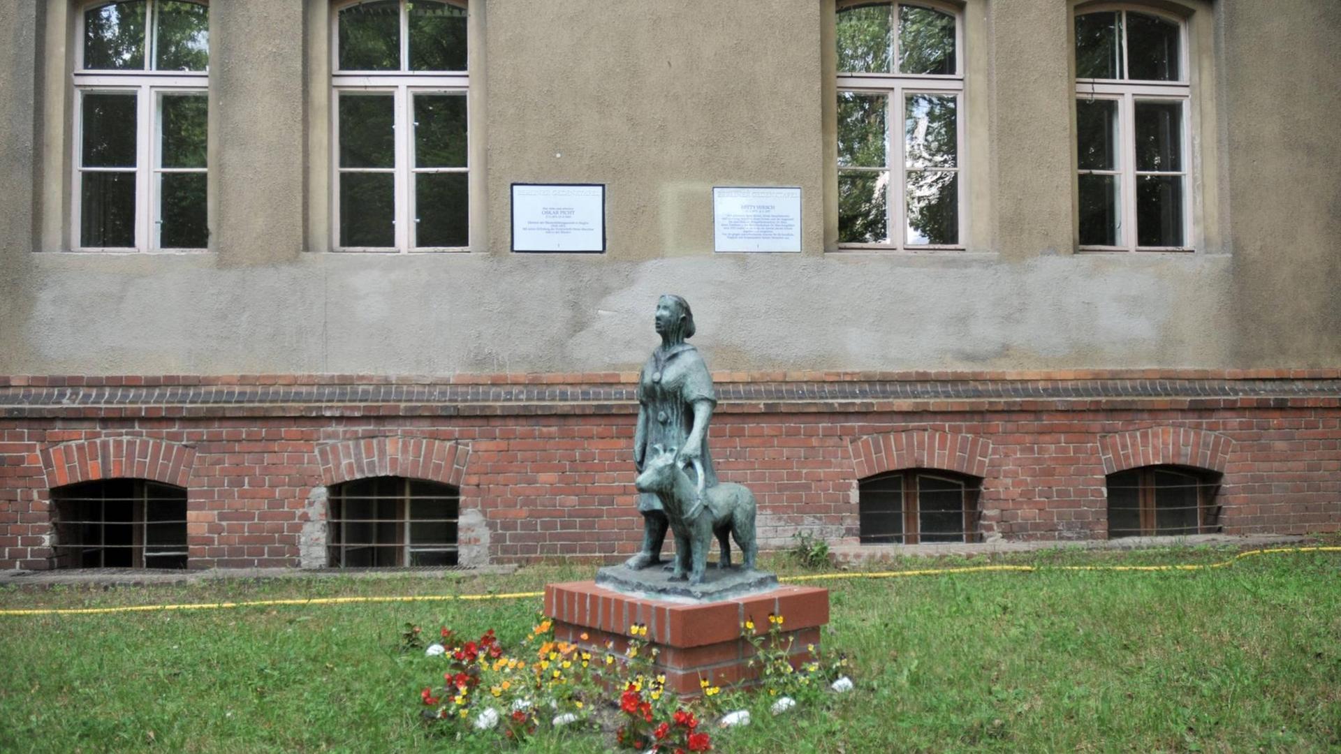 Johann-August-Zeune-Schule für Blinde mit Blindenmuseum in der Rothenburgstraße in Berlin-Steglitz. Davor ein Denkmal mit einem Mädchen und einem Blindenhund.