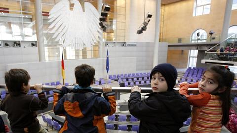 Die Kinder einer Charlottenburger Kita besichtigen am Montag (13.03.2006) in Berlin den Plenarsaal des Deutschen Bundestages. 1134 Kinder und Jugendliche besichtigen in 49 Gruppen am ersten von vier Kindertagen das Reichstagsgebäude und erfahren bei den Führungen alles über die Geschichte des Hauses und die Arbeit des Parlaments. Foto:Bernd Settnik dpa/lbn. +++(c) dpa - Report+++