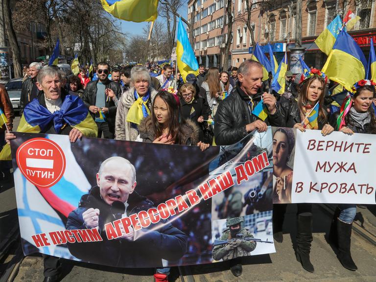 Demonstranten zogen in Odessa mit der ukrainischen Nationalflaggen und anti-russischen Plakaten durch die Straßen.