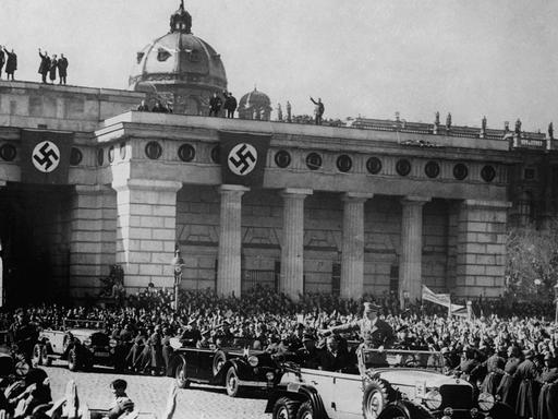 Bildnummer: 53363390 Datum: 13.03.1938 Copyright: imago/ZUMA/Keystone Mar 13, 1938; Vienna, AUSTRIA; Nazi leader ADOLF HITLER entering the square of the old Imperial Palace in Vienna at the Anschluss Österreichs referring to the inclusion of Austria in a Greater Germany in 1938. Vienna AUSTRIA PUBLICATIONxINxGERxONLY sw kbneg 1938 quer o0 People Auto Hitlergruß Österreich Mercedes Menschenmenge Hakenkreuz 53363390 Date 13 03 1938 Copyright Imago Zuma Keystone Mar 13 1938 Vienna Austria Nazi Leader Adolf Hitler ENTERING The Square of The Old Imperial Palace in Vienna AT The Connection Austria referring to The of Austria in a Greater Germany in 1938 Vienna Austria PUBLICATIONxINxGERxONLY black and white Kbneg 1938 horizontal o0 Celebrities Car Hitler greeting Austria Mercedes Crowd Swastika