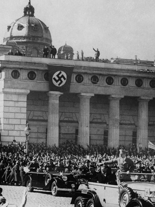 Adolf Hitler fährt nach dem "Anschluss" Österreichs auf dem Heldenplatz in Wien ein.