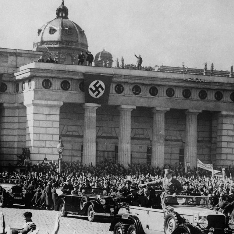 Adolf Hitler fährt nach dem "Anschluss" Österreichs im Jahr 1938 auf dem Heldenplatz in Wien ein.