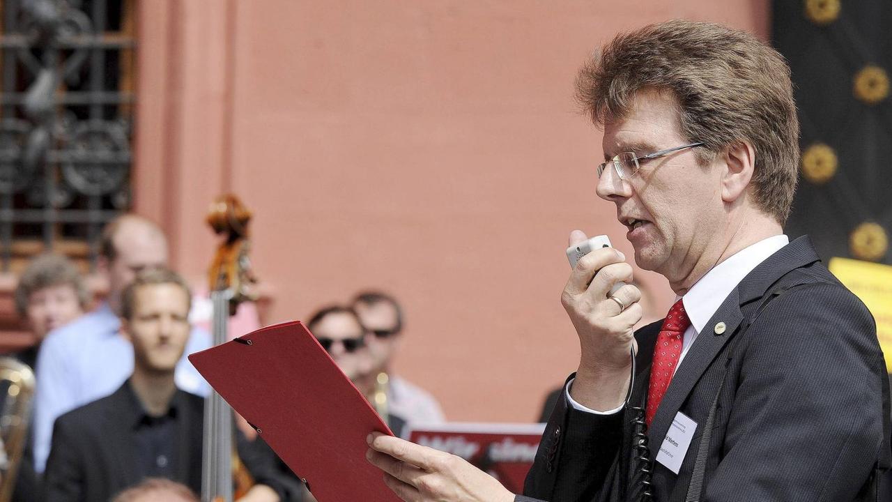 Gerald Mertens, Geschäftsführer Deutsche Orchestervereinigung, DOV, verliest eine Resolution bei einer Protestaktion von rund 150 Berufsmusikern aller grossen öffentlich geförderten Orchester Deutschlands.