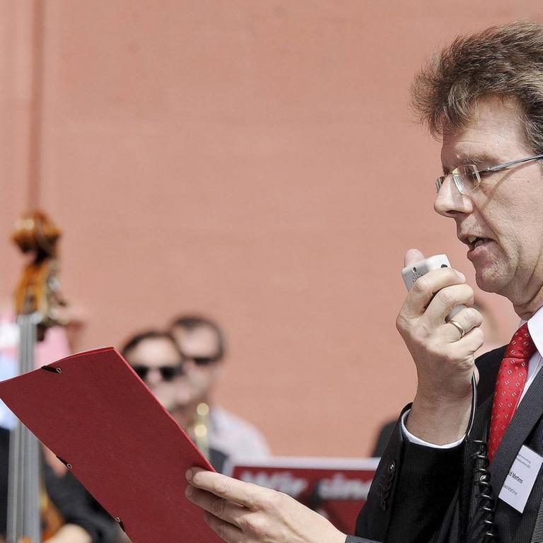 Gerald Mertens, Geschäftsführer Deutsche Orchestervereinigung, DOV, verliest eine Resolution bei einer Protestaktion von rund 150 Berufsmusikern aller grossen öffentlich geförderten Orchester Deutschlands.