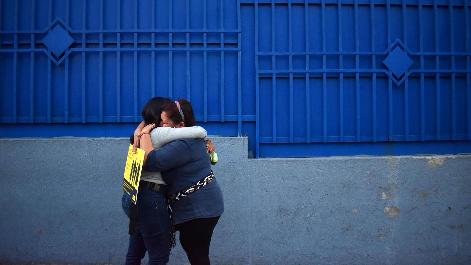 Zwei Frauen umarmen sich vor dem Justizzentrum Isidro Menendez in El Salvador, wo der Fall der nach einer Totgeburt zu langer Haftstrafe verurteilten Theodora de Carmen Vasquez neu verhandelt wurde. Das Gericht bestätigte die Strafe.