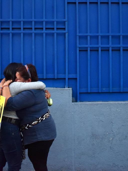 Zwei Frauen umarmen sich vor dem Justizzentrum Isidro Menendez in El Salvador, wo der Fall der nach einer Totgeburt zu langer Haftstrafe verurteilten Theodora de Carmen Vasquez neu verhandelt wurde. Das Gericht bestätigte die Strafe.