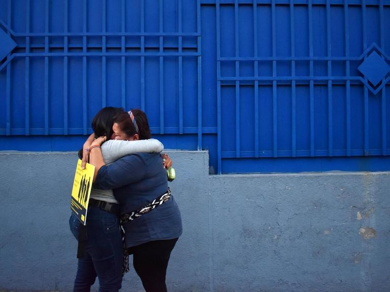 Zwei Frauen umarmen sich vor dem Justizzentrum Isidro Menendez in El Salvador, wo der Fall der nach einer Totgeburt zu langer Haftstrafe verurteilten Theodora de Carmen Vasquez neu verhandelt wurde. Das Gericht bestätigte die Strafe.