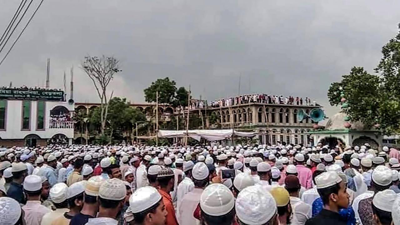 Tausende Menschen versammeln sich in Bangladesch, um einen bekannten Prediger beizusetzen.