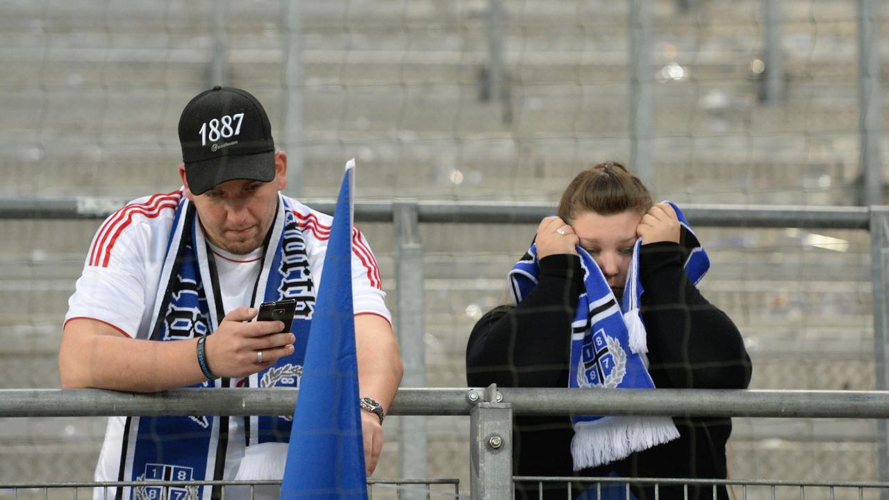 Hamburgs Fans stehen nach Spielende enttäuscht auf der Tribüne.