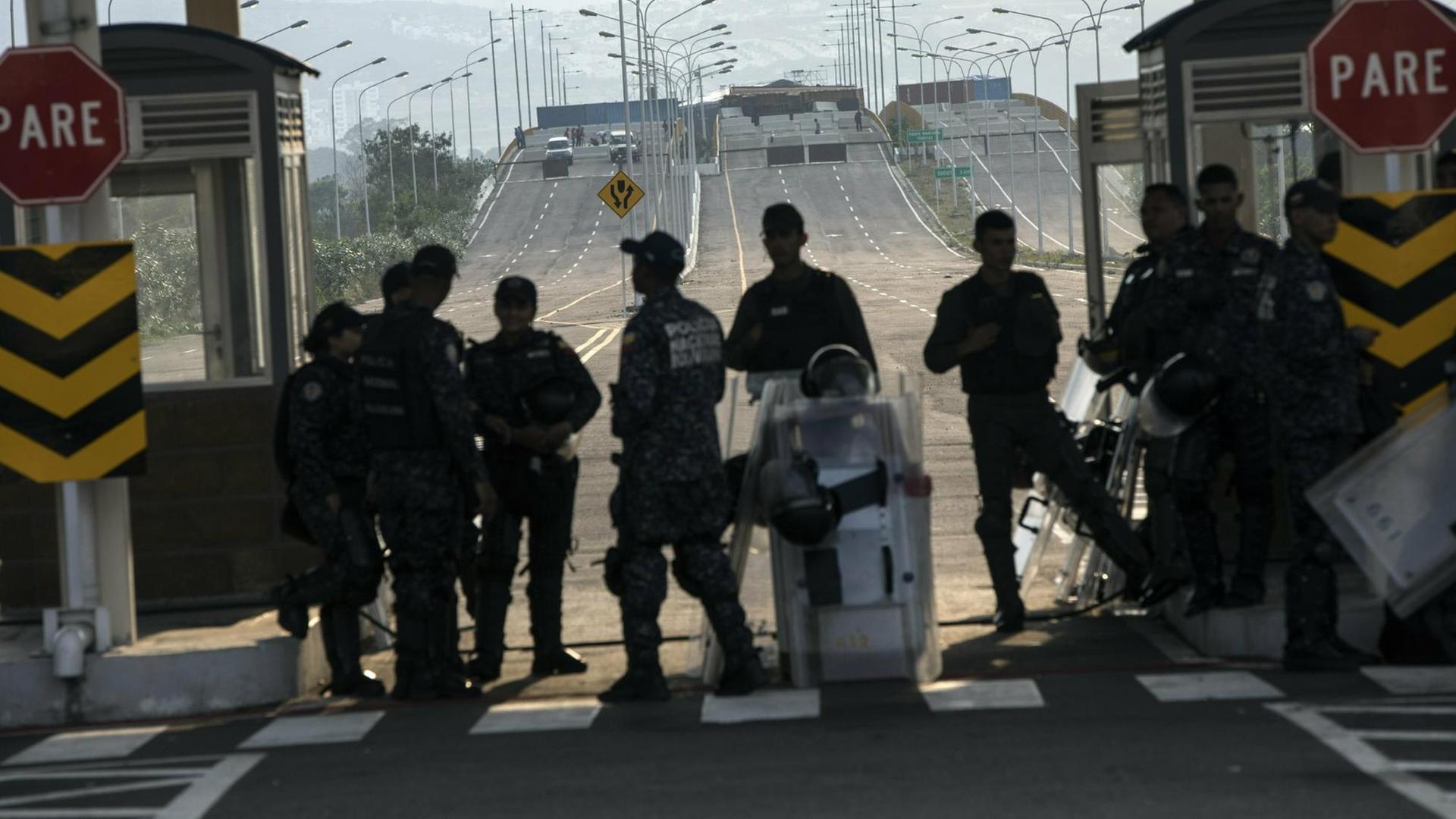 Polizisten stehen auf der Tienditas-Brücke an der Grenze zu Kolumbien Wache.