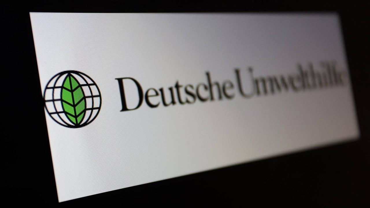 Logo und Schriftzug der Deutschen Umwelthilfe auf einem PC Monitor.