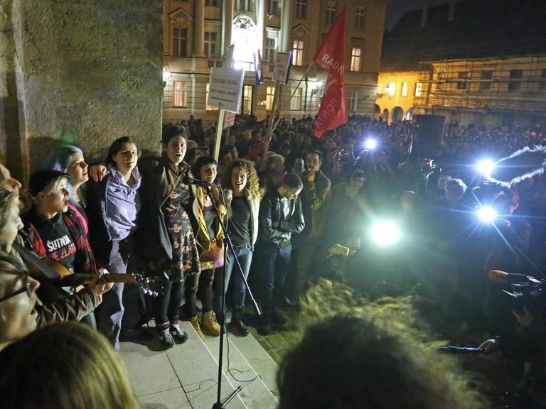 Protest der Kulturschaffenden: Ein lesbischer Chor singt vor dem Regierungsgebäude in Zagreb.