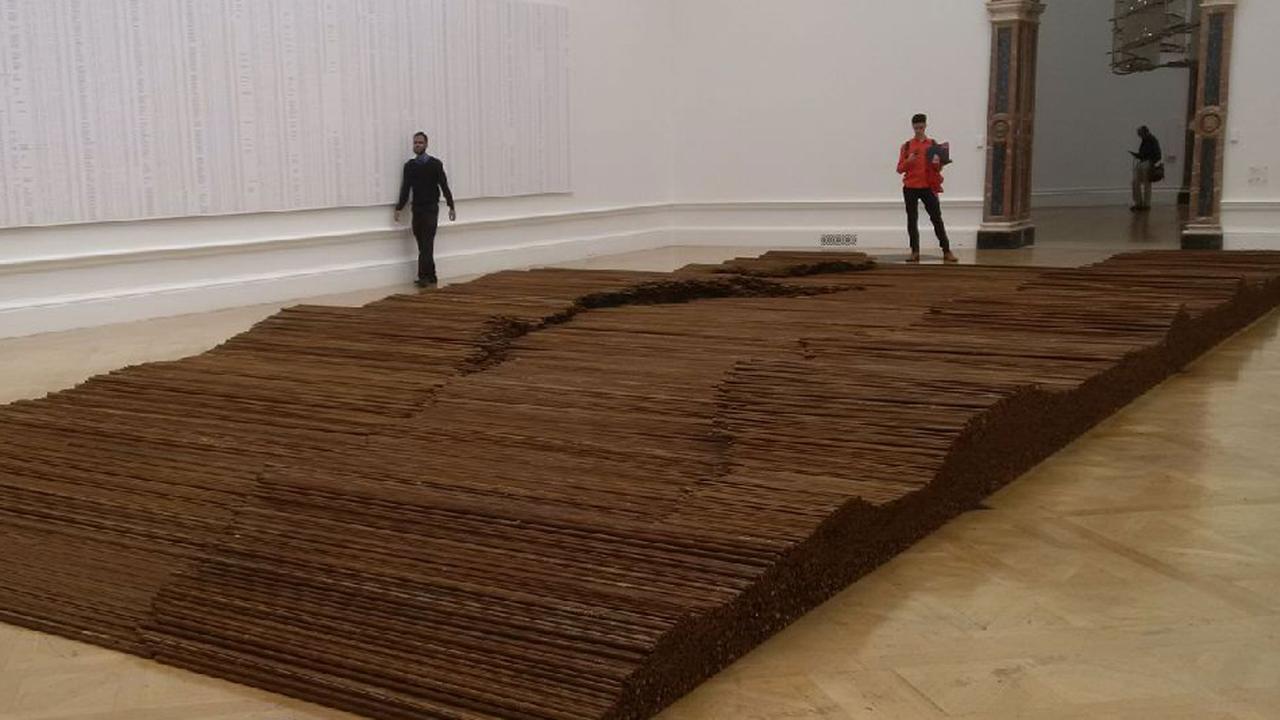 Die Skulptur "Straights" des chinesischen Künstlers Ai Weiwei in der Londoner Werkschau 2015