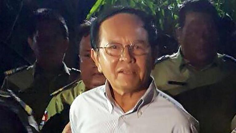 Der kambodschanische Oppositionsführer Kem Sokha blickt in die Kamera.