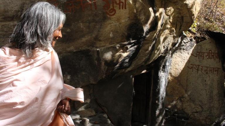 Bhakti Priyananda vor ihrer Höhle