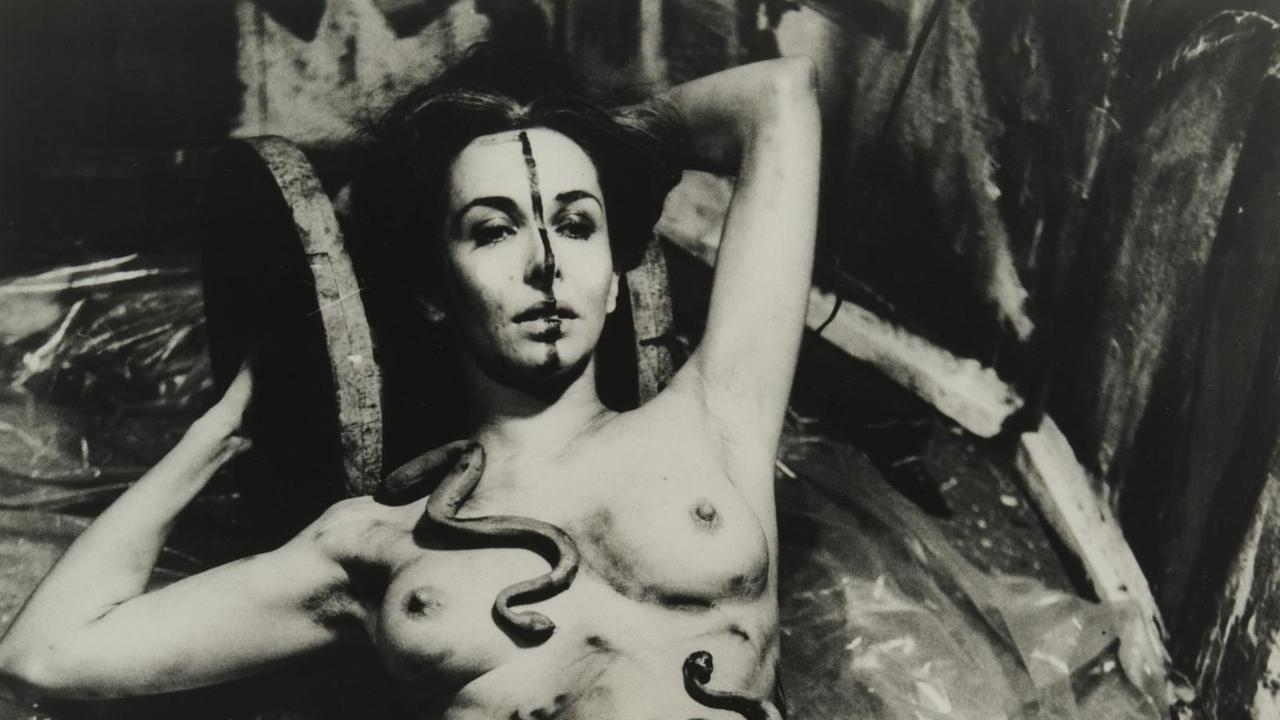 Carolee Schneemanns "Eye Body: 36 Transformative Actions for Camera" von 1963